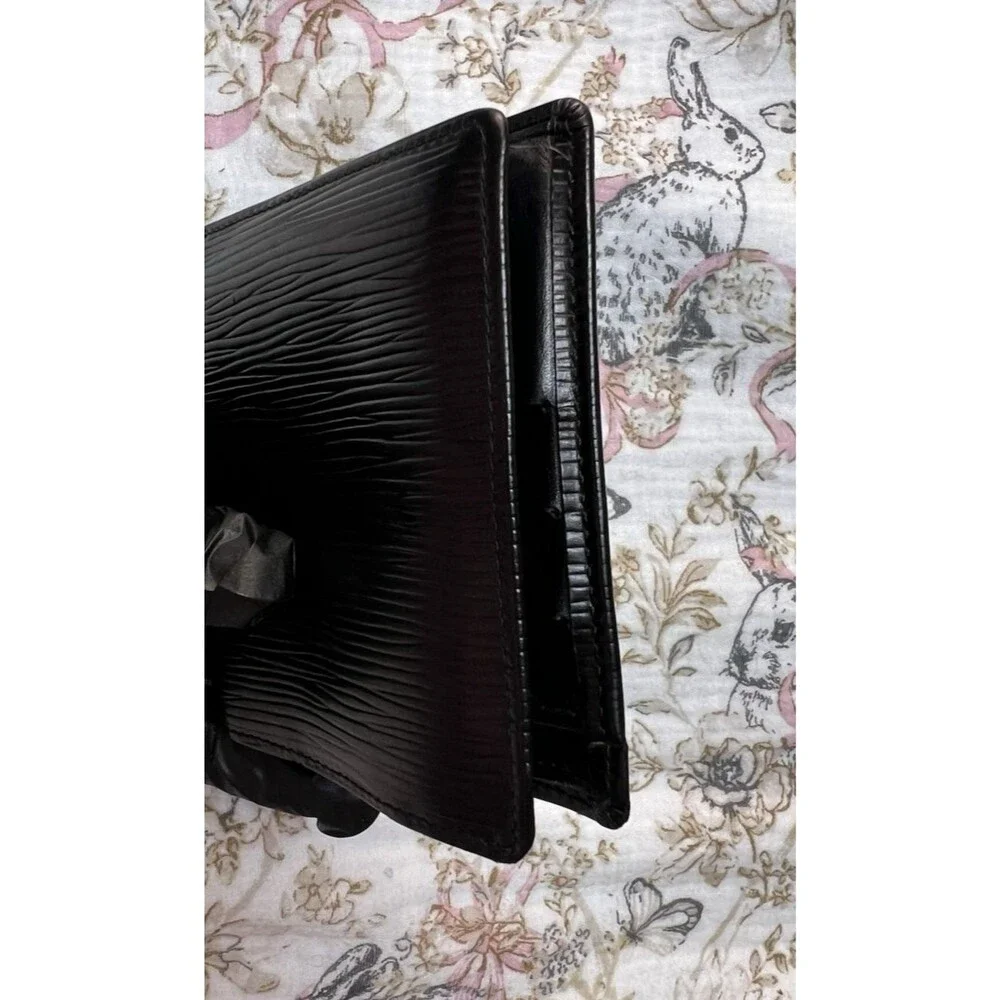 Louis Vuitton Men’s Black Bi-fold Wallet Recently Reconditioned